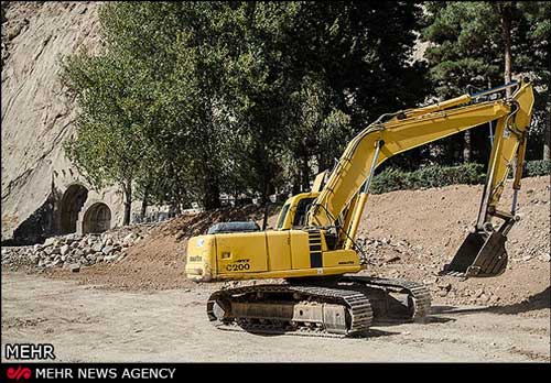 با بولددزر به جان محوطه باستانی و ارزشمند تاق بستان افتادند.